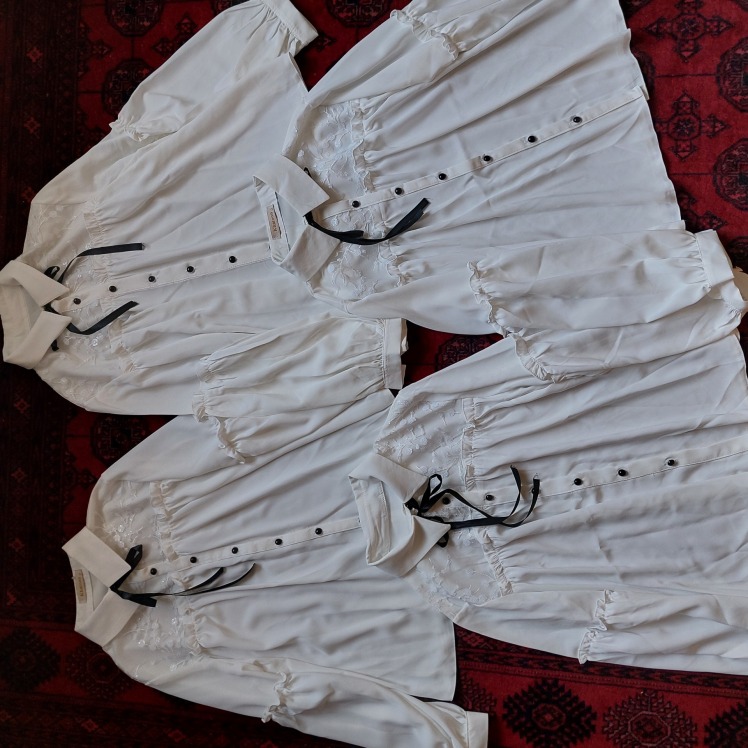 پیراهن سفید کلاسیک با ربان مشکی